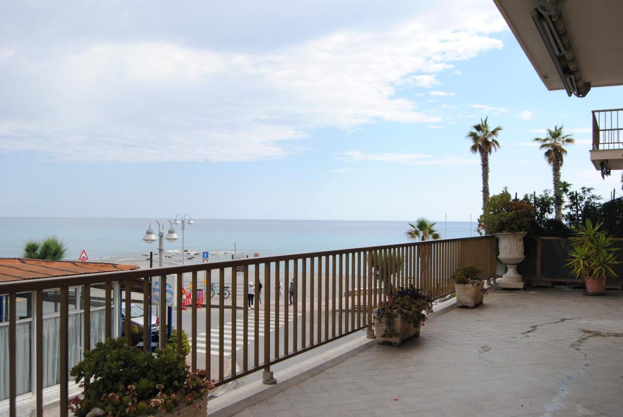 Gaiavacanze Beach Apartment Bordighera Exterior photo